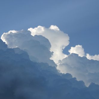 In den Himmel getürmt